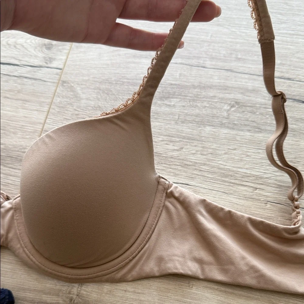 Victoria’s secret set of Navy and Tan Bras - Picture 6 of 9